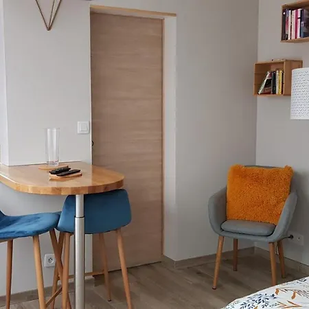 Agreable Petite Maison Proche Joigny Chamvres Exterior foto